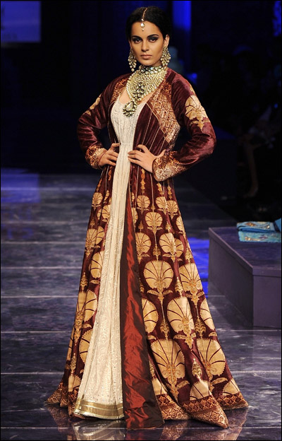 ننقل لك ابرز واروع التصميمات من اسبوع الموضة في الهند! 