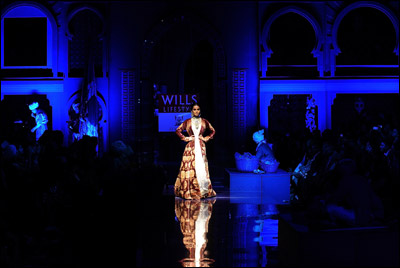 ننقل لك ابرز واروع التصميمات من اسبوع الموضة في الهند! 