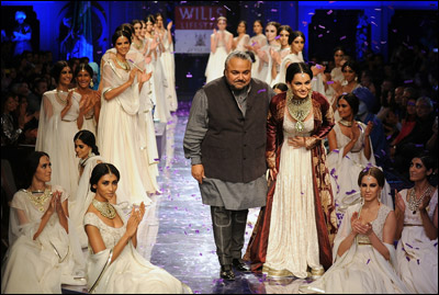 ننقل لك ابرز واروع التصميمات من اسبوع الموضة في الهند! 