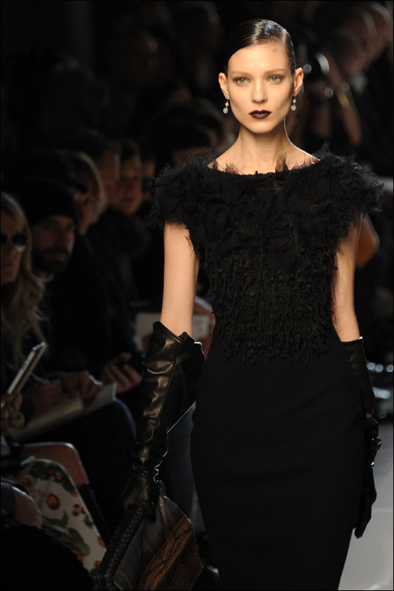 الالوان الغامقة تهيمن على التصاميم في اسبوع الموضة الايطالي!