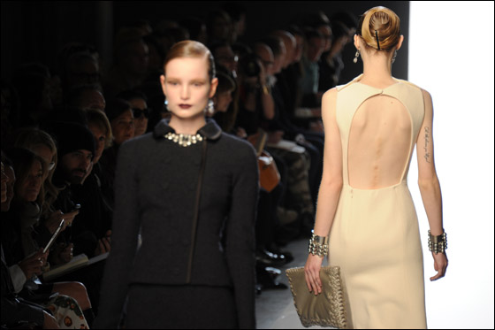 الالوان الغامقة تهيمن على التصاميم في اسبوع الموضة الايطالي!