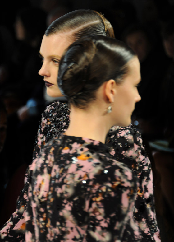 الالوان الغامقة تهيمن على التصاميم في اسبوع الموضة الايطالي!