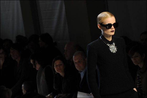 الالوان الغامقة تهيمن على التصاميم في اسبوع الموضة الايطالي!