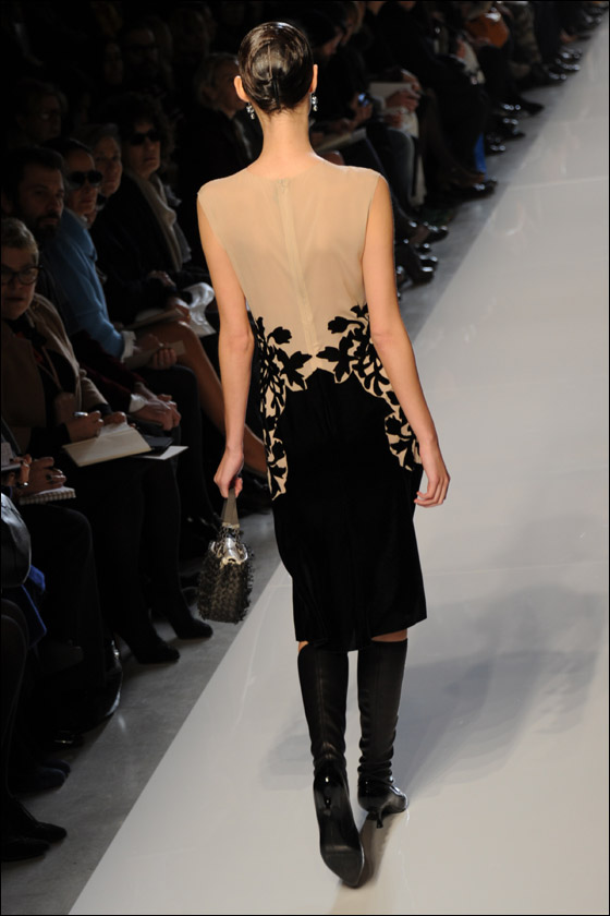 الالوان الغامقة تهيمن على التصاميم في اسبوع الموضة الايطالي!
