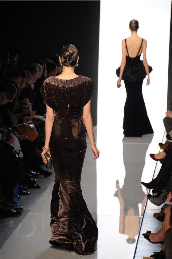 الالوان الغامقة تهيمن على التصاميم في اسبوع الموضة الايطالي!