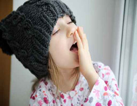 ارتداء قبعة مبتلة بالماء هي علاج جديد للأرق المزمن!