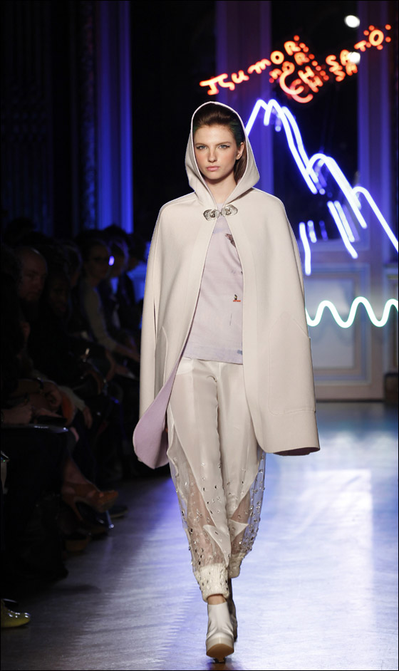 نقدم لكم تصاميم يابنانية مطرزة لشتاء وخريف 2012!