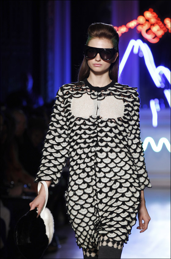 نقدم لكم تصاميم يابنانية مطرزة لشتاء وخريف 2012!