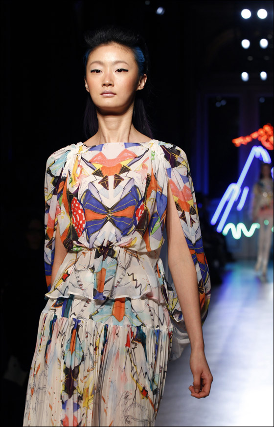 نقدم لكم تصاميم يابنانية مطرزة لشتاء وخريف 2012!