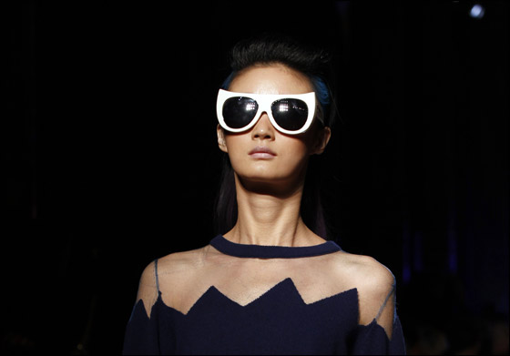 نقدم لكم تصاميم يابنانية مطرزة لشتاء وخريف 2012!