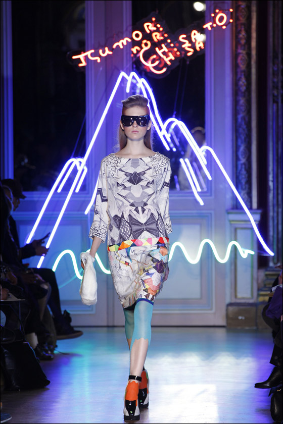 نقدم لكم تصاميم يابنانية مطرزة لشتاء وخريف 2012!