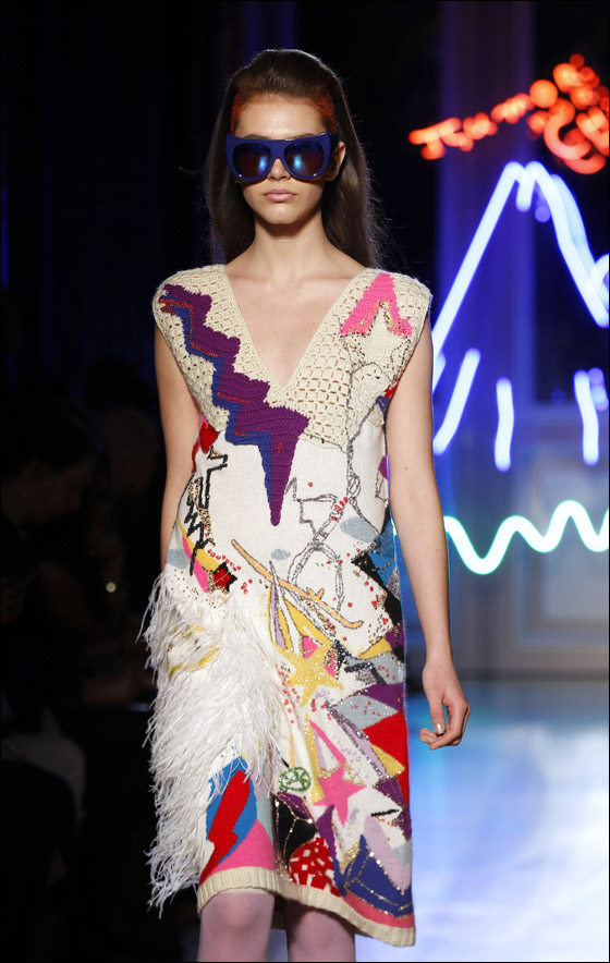 نقدم لكم تصاميم يابنانية مطرزة لشتاء وخريف 2012!