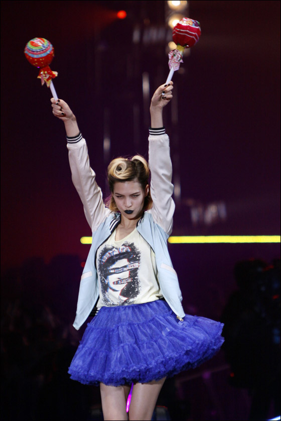 بالصور..عرض مميز وعفوي للازياء في طوكيو!