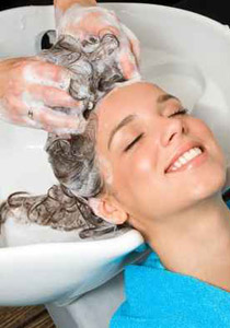 يتساقط شعرك بشكل كثيف؟.. اليك الحل!