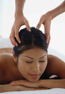 يتساقط شعرك بشكل كثيف؟.. اليك الحل!