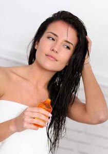 يتساقط شعرك بشكل كثيف؟.. اليك الحل!