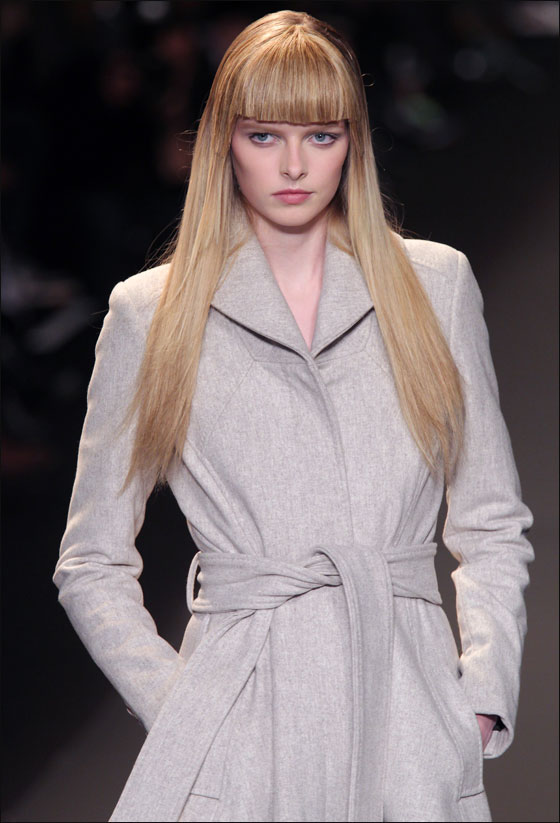 نقدم لكم تصاميم فساتين السهرات الانيقة من ايلي صعب!