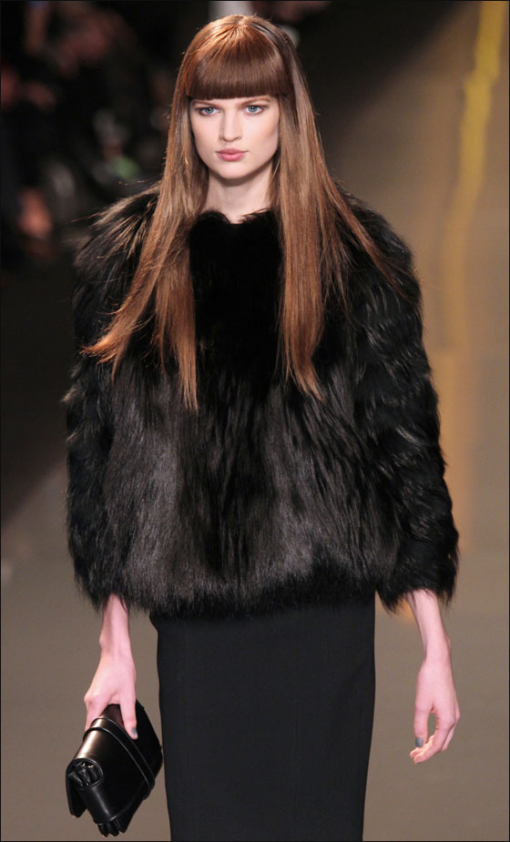 نقدم لكم تصاميم فساتين السهرات الانيقة من ايلي صعب!