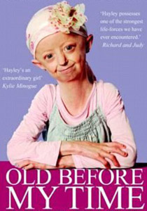 بالصور.. فتاة بعمر 14 عالقة بجسد عجوز تحقق الشهرة!