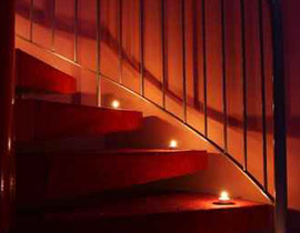 "شايف" يقدم لكن 5 افكار لتزيين درج السلالم بالإضاءة! 