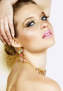 للسهرات الخاصة.. تالقي بماكياج ذهبي!