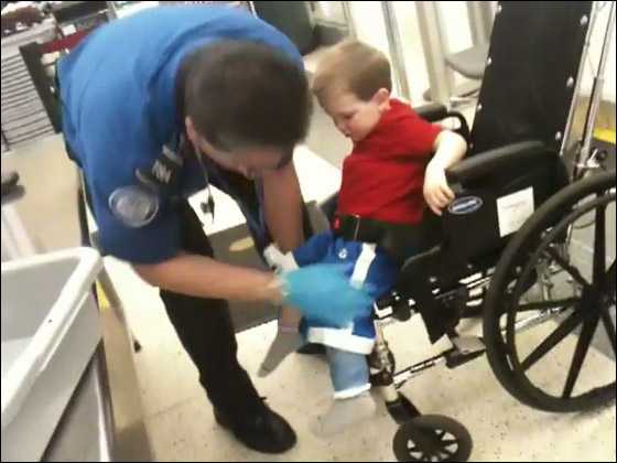 !طفل يرتجف من الخوف لتعرضه لتفتيش مكثف على كرسيه المتحرك