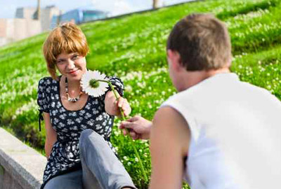 ما هي علامات وحركات المرأة عند انجذابها لرجل؟!