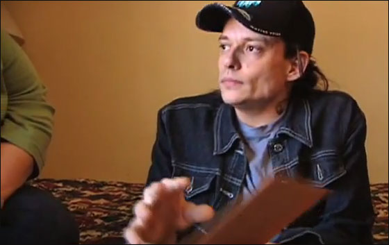 رجل بنصف جسد يمارس نشاطاته اليومية على اكمل وجه!