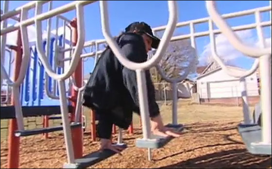 رجل بنصف جسد يمارس نشاطاته اليومية على اكمل وجه!