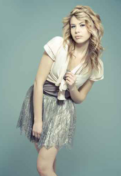 اليك نصائح لكيفية ارتداء التنورة الواسعة!