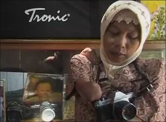 اصرارها على العمل جعلها تحترف التصوير رغم ذراعاها المبتورتين!