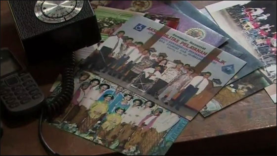 اصرارها على العمل جعلها تحترف التصوير رغم ذراعاها المبتورتين!