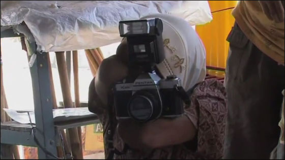 اصرارها على العمل جعلها تحترف التصوير رغم ذراعاها المبتورتين!