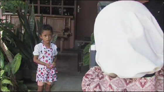 اصرارها على العمل جعلها تحترف التصوير رغم ذراعاها المبتورتين!