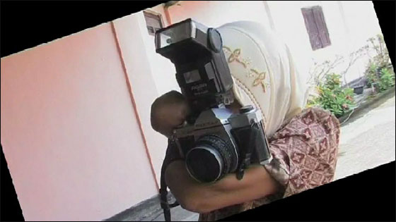 اصرارها على العمل جعلها تحترف التصوير رغم ذراعاها المبتورتين!