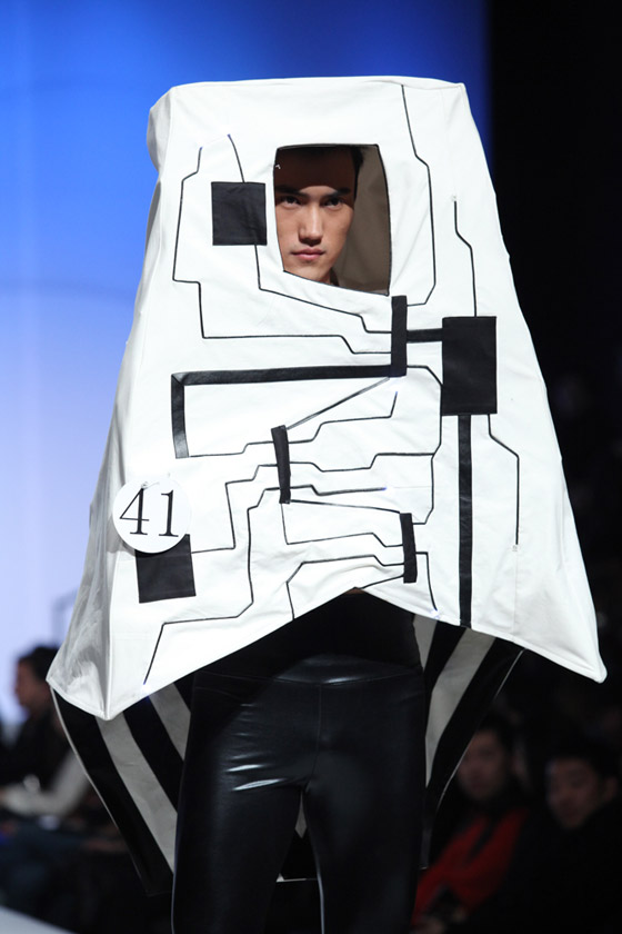 عرض اغرب الازياء لمصممين شباب في الصين في اسبوع الموضة!