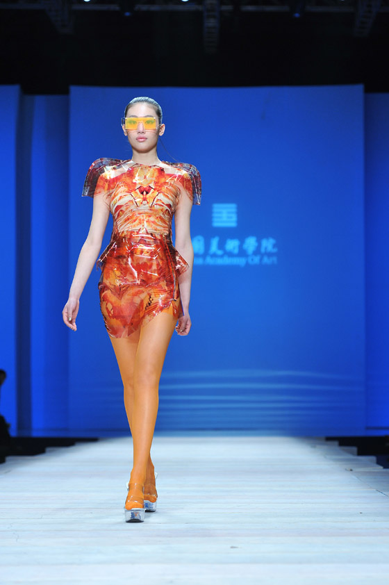 عرض اغرب الازياء لمصممين شباب في الصين في اسبوع الموضة!