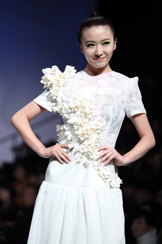 عرض اغرب الازياء لمصممين شباب في الصين في اسبوع الموضة!