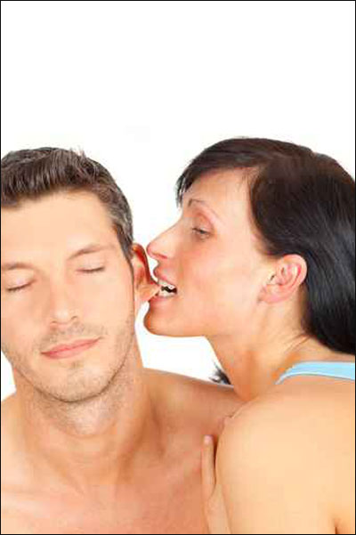 تحذير.. التقبيل في الاذن يسبب فقدان السمع!!