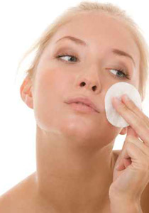 اليك سيدتي برنامج يومي لتنظيف بشرتك على ثلاث مراحل