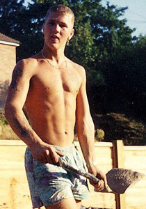 شاب مشلول الساقين والذراعين يتحدى شلله بخوض المغامرات!!