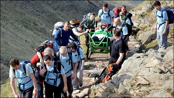 شاب مشلول الساقين والذراعين يتحدى شلله بخوض المغامرات!!