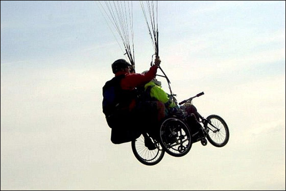 شاب مشلول الساقين والذراعين يتحدى شلله بخوض المغامرات!!