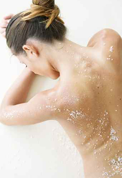 للحفاظ على نظاقة البشرة: استعملي الشوفان والسكر للتقشير!