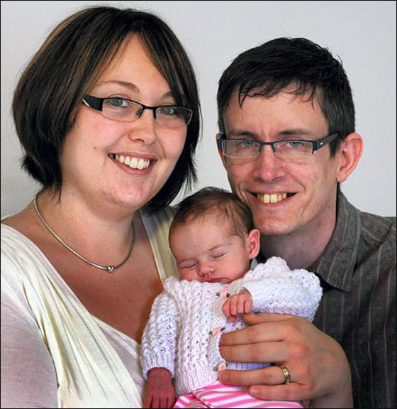 زوجان يشاهدان بالفيديو عملية تخصيب التي انجبت طفلتهما! 