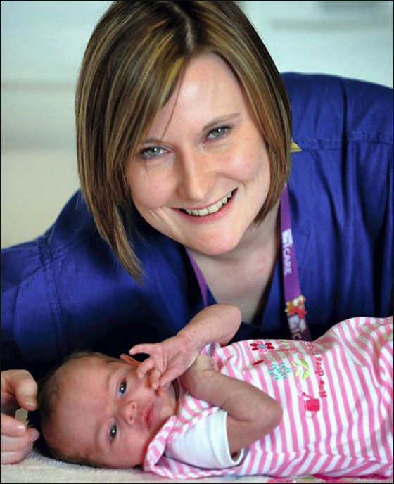 زوجان يشاهدان بالفيديو عملية تخصيب التي انجبت طفلتهما! 