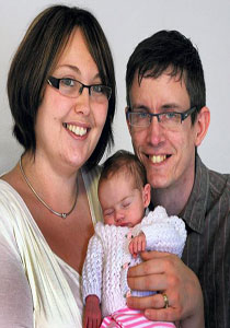 زوجان يشاهدان بالفيديو عملية تخصيب التي انجبت طفلتهما! 