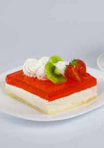 نقدم لكم الطريقة السهلة لصنع كعكة الجيلي المحبوبة!