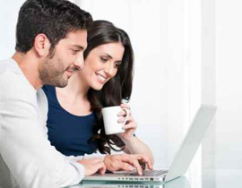 بسبب الملل في الوظيفة: الرجال يميلون إلى مغازلة صديقاتهم خلال دوام العمل!