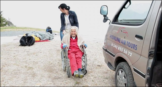 قعيدة تبلغ 104 اعوام تهبط بالمظلة من جبل ارتفاعه 2400 قدم!